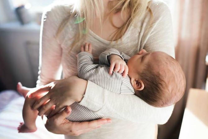 Tips Yang Bisa Dilakukan Saat Bayi Hanya Bisa Tidur Saat Digendong
