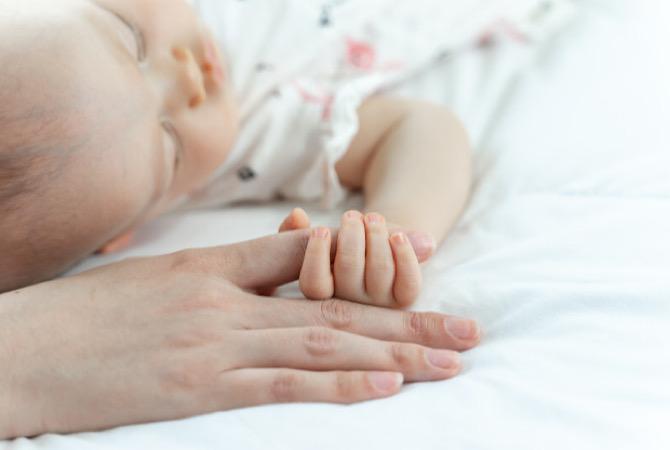 Wajib Tahu! Ini 3 Fakta tentang Refleks Menggenggam pada Bayi