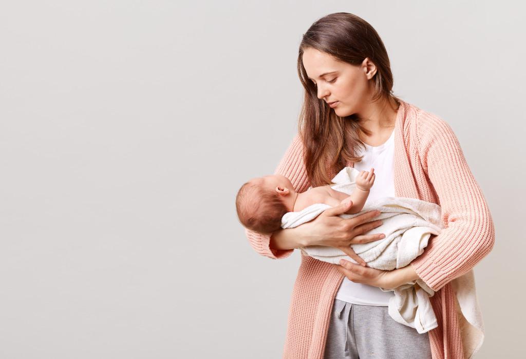 Bayi Menangis saat Menyusu, Moms Harus Tahu Cara Mengatasinya