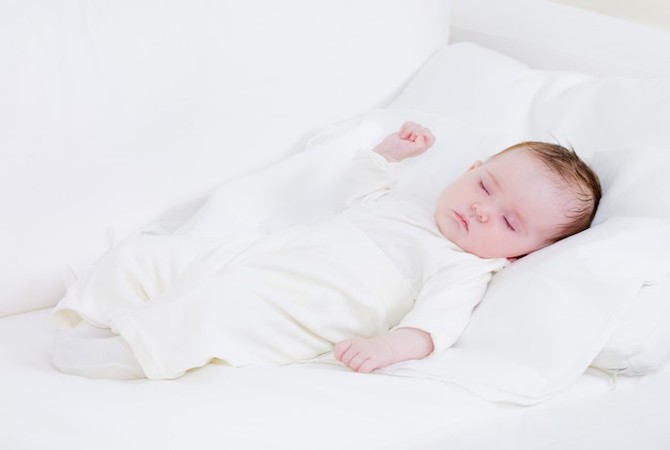 Lebih Baik Memposisikan Bayi Tidur Telentang Ketimbang Miring, Kenapa?