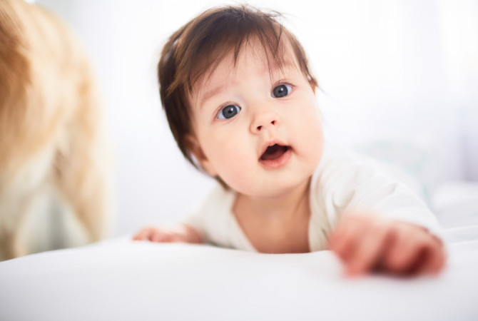 5 Cara Melatih Bayi Berguling, Moms Bisa Memulai dengan Tummy Time