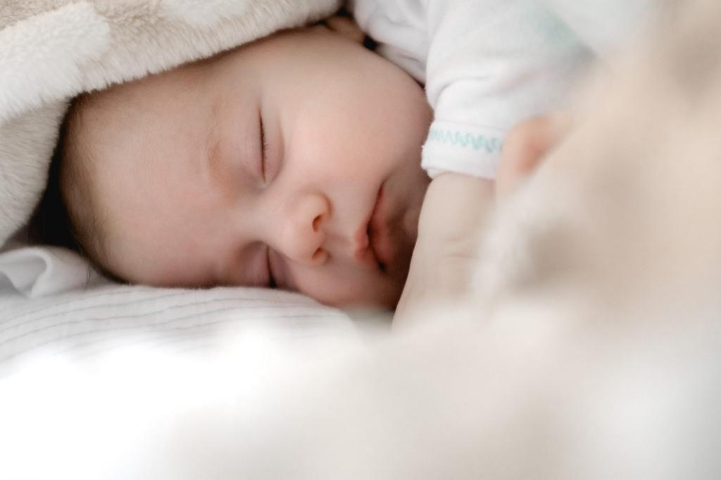 Bayi Berkeringat Saat Tidur, Apakah Normal atau Berbahaya?