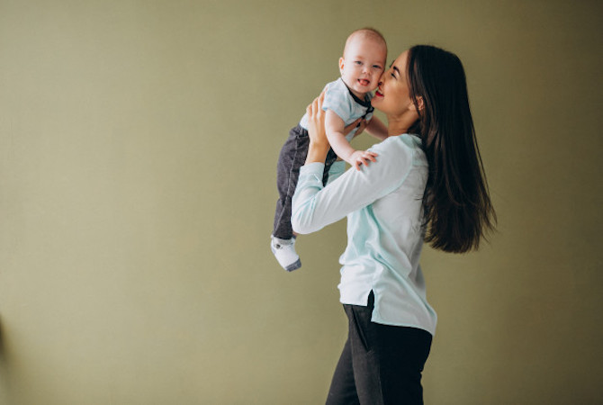 4 Cara Sederhana Meredakan Demam Bayi Sebelum Bertemu Dokter