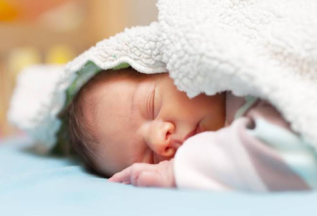 5 Cara Membersihkan Telinga Bayi Tanpa Drama
