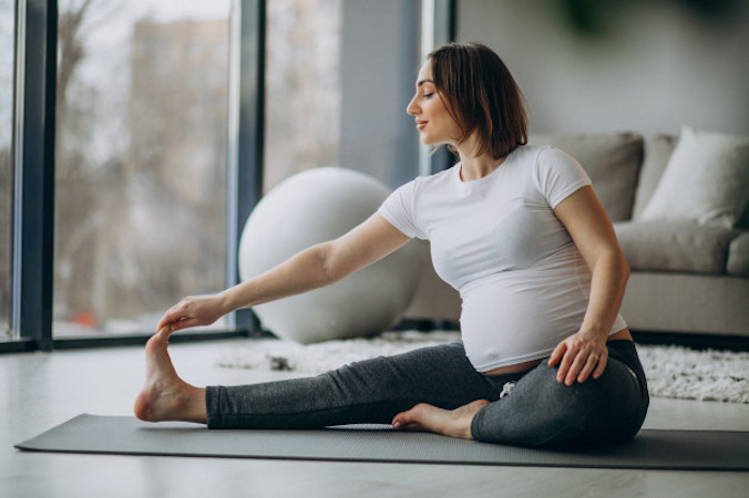 Gerakan Yoga Prenatal Meredam Nyeri Tulang Ekor Saat Hamil