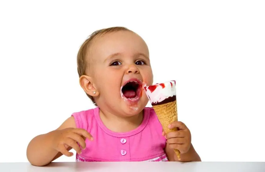 Bayi Makan Es Krim, Boleh! Asal Moms Harus Perhatikan Hal Ini