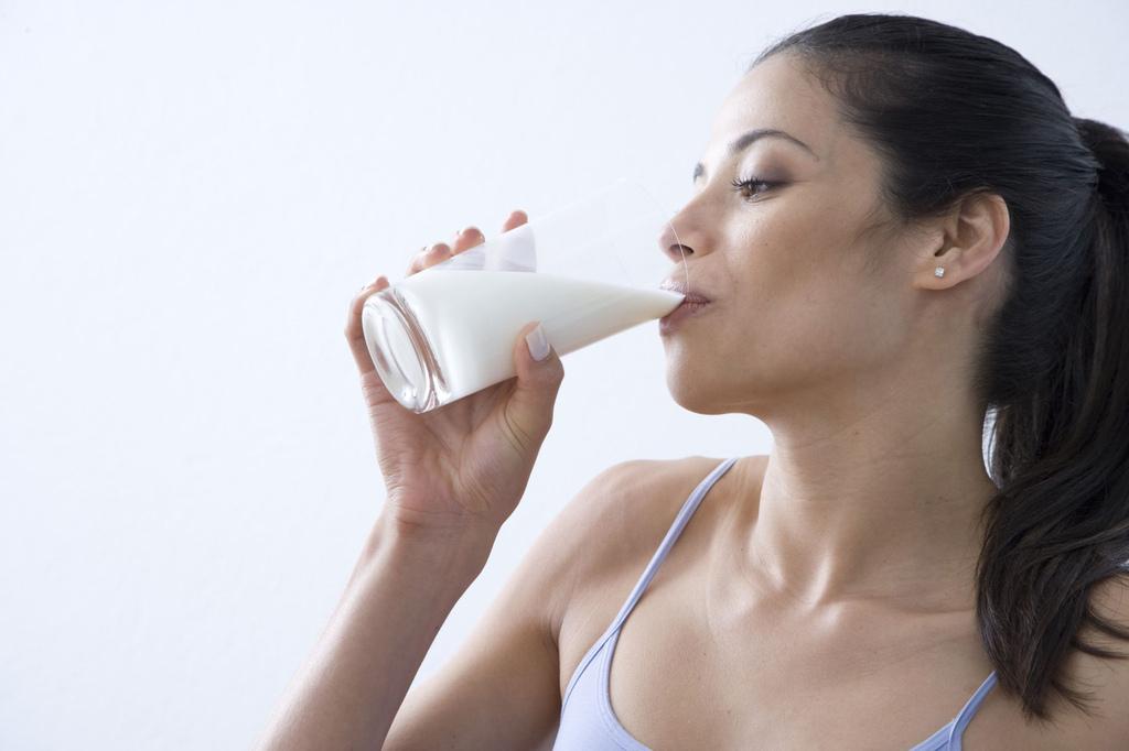 Perlukah Ibu Menyusui Mengonsumsi Susu?