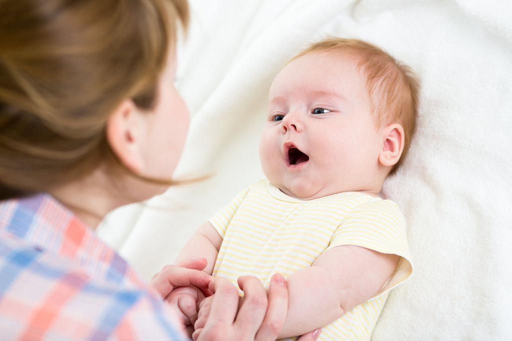 Senang Diajak Bicara, Inilah Cara Stimulasi Bayi 3 Bulan