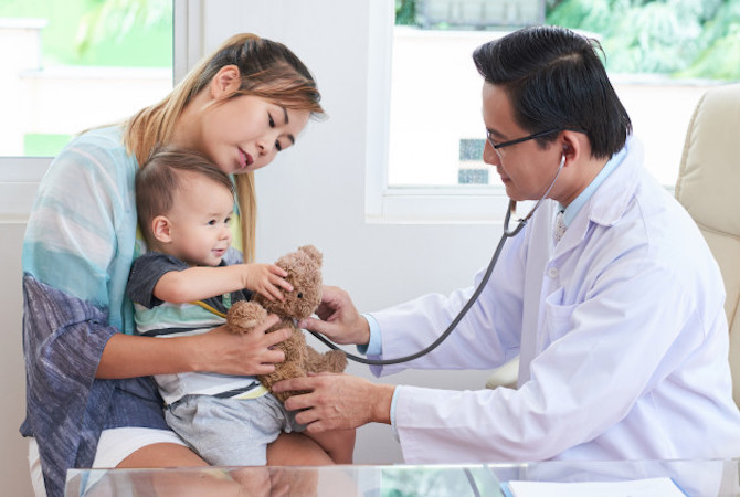 Bayi Rewel Sesudah Imunisasi? Ini 4 Cara Mengatasinya