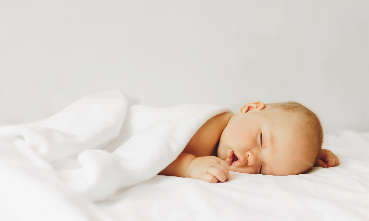 Penyebab dan Cara Mengatasi Bayi Sering Kaget Saat Tidur