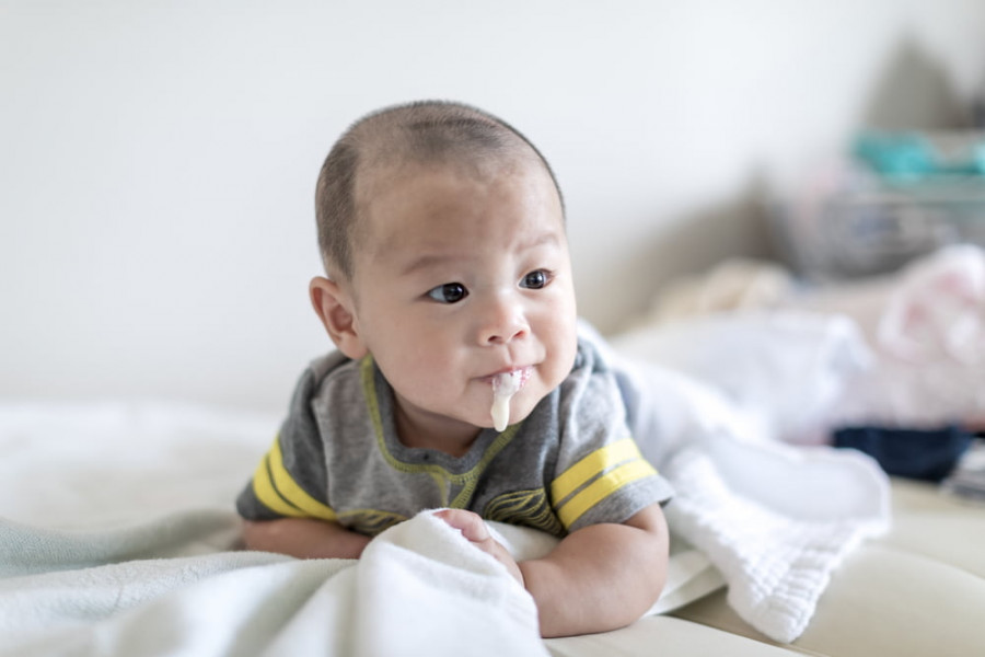 5 Penyebab Bayi Muntah Lewat Hidung, Kenali Cara Mengatasinya!