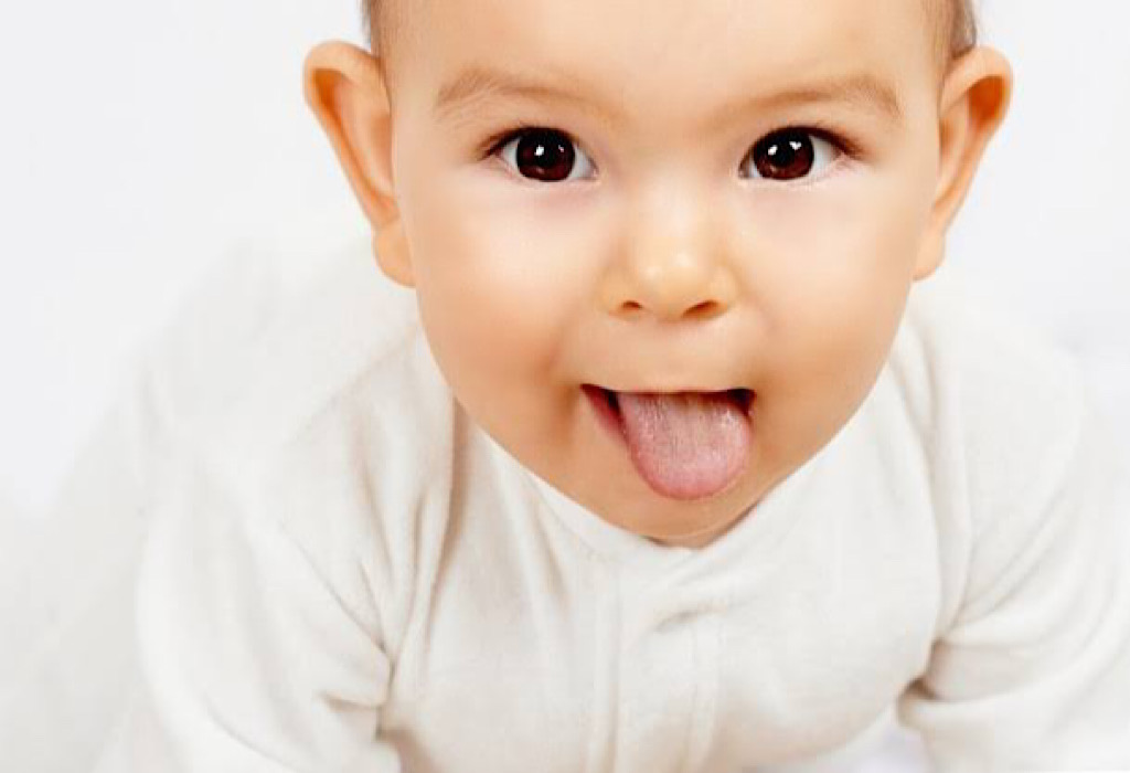 Penyebab Lidah Putih pada Bayi dan Tips Mengatasinya