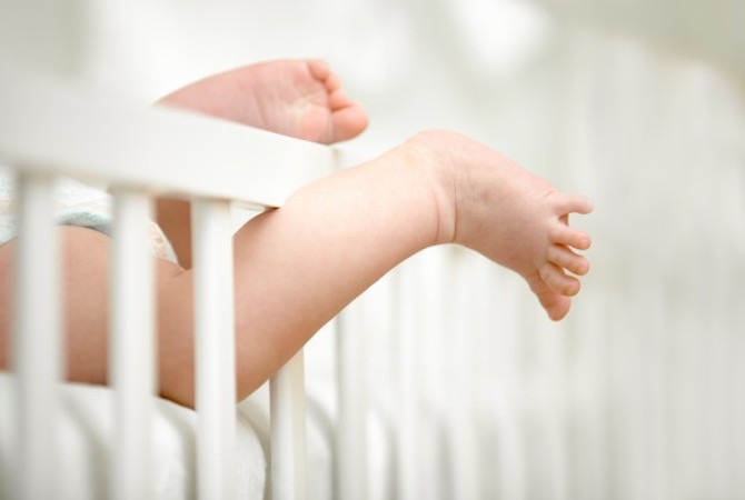 Hindari SIDS, Jangan Biarkan Bayi Kelamaan Tidur Tengkurap