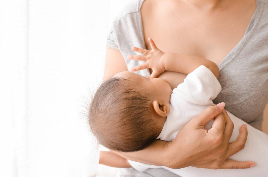 Berbagai Posisi Menyusui Bayi Baru Lahir yang Benar dan Nyaman