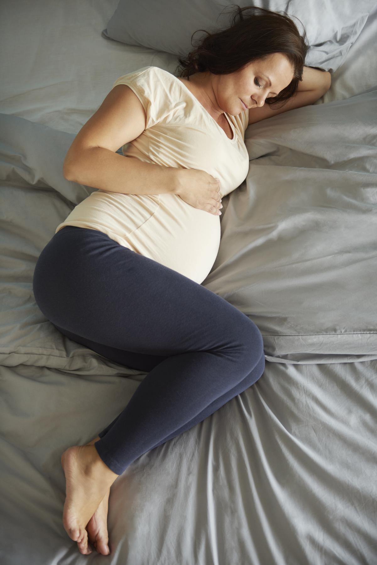 Ubah Posisi Janin dengan 5 Posisi Tidur Jika Bayi Melintang