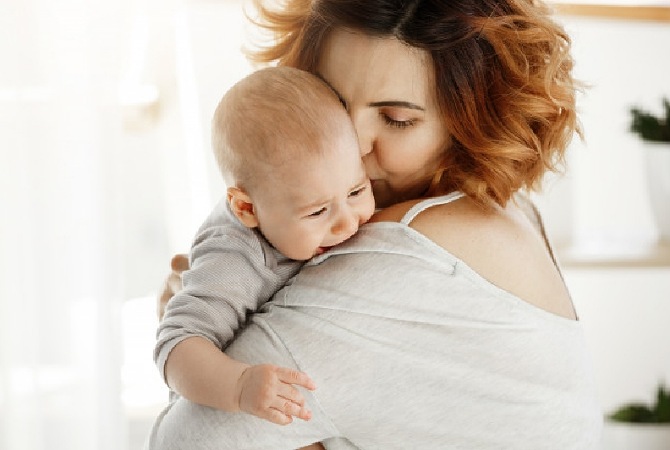 7 Cara Menenangkan Bayi Menangis, Jangan Panik Dulu ya Moms!
