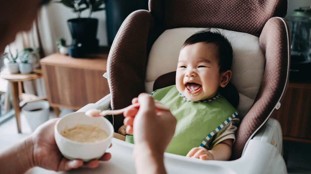 Perkembangan Bayi 6 Bulan: Waktunya Mengonsumsi Makanan Pendamping ASI atau MPASI