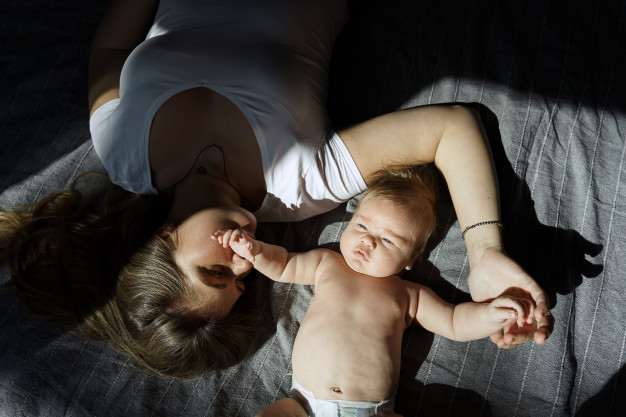 Cara Menjemur Bayi yang Benar, Perhatikan Agar Tak Salah