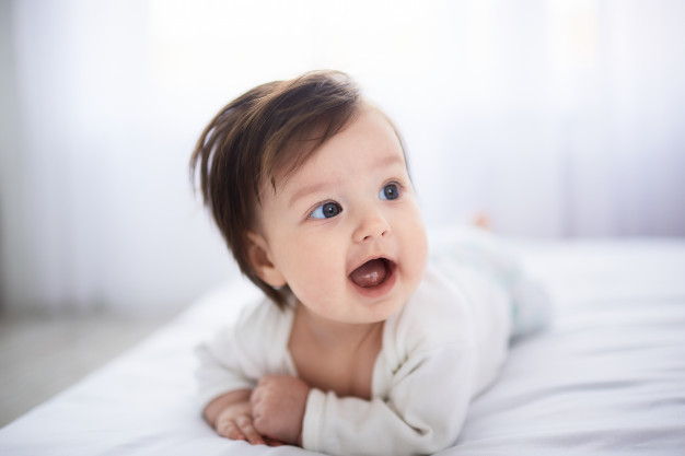Alih-Alih Mundur, Bagaimana Mendorong Bayi Merangkak Maju?