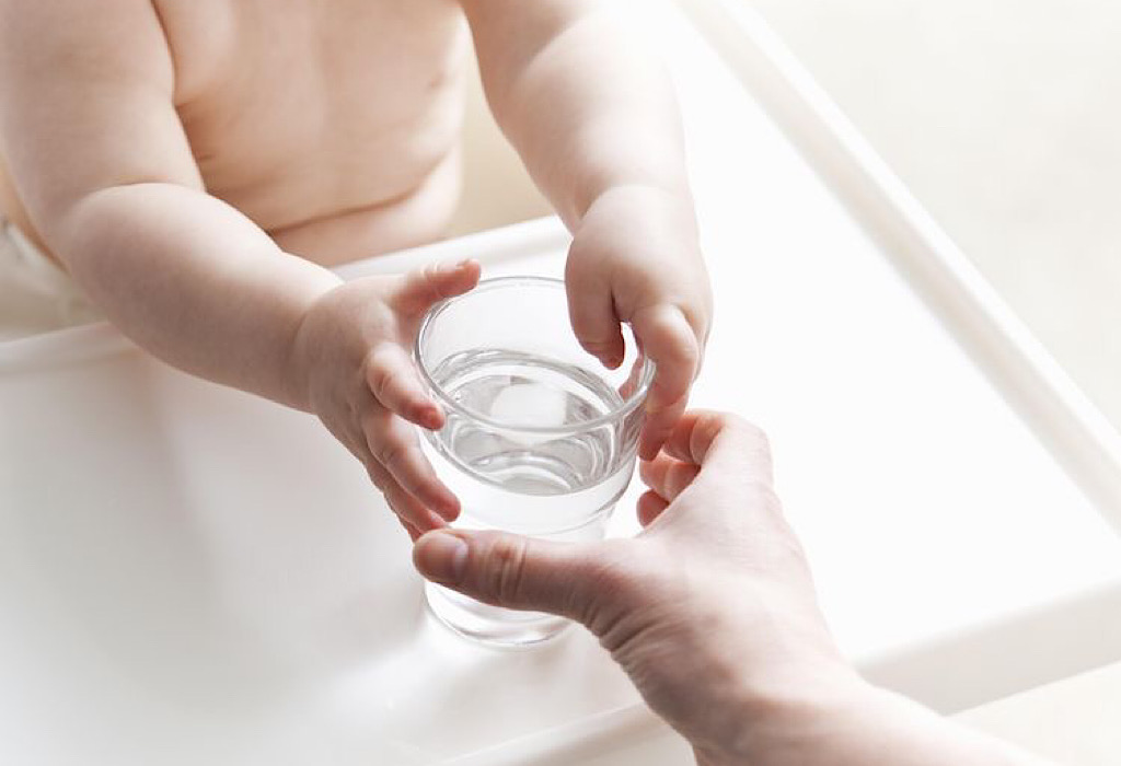 Takaran Air Putih untuk Bayi 6 - 12 Bulan Ke Atas, Catat yah Moms