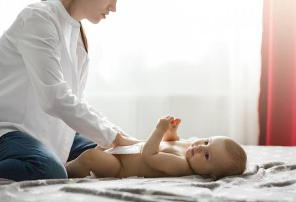 Benarkah Warna Urine Bayi Menunjukkan Kondisi Kesehatannya?