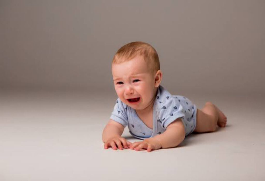 Kapan bayi mulai bisa tengkurap dan bagaimana cara melatihnya? Berikut penjelasannya!