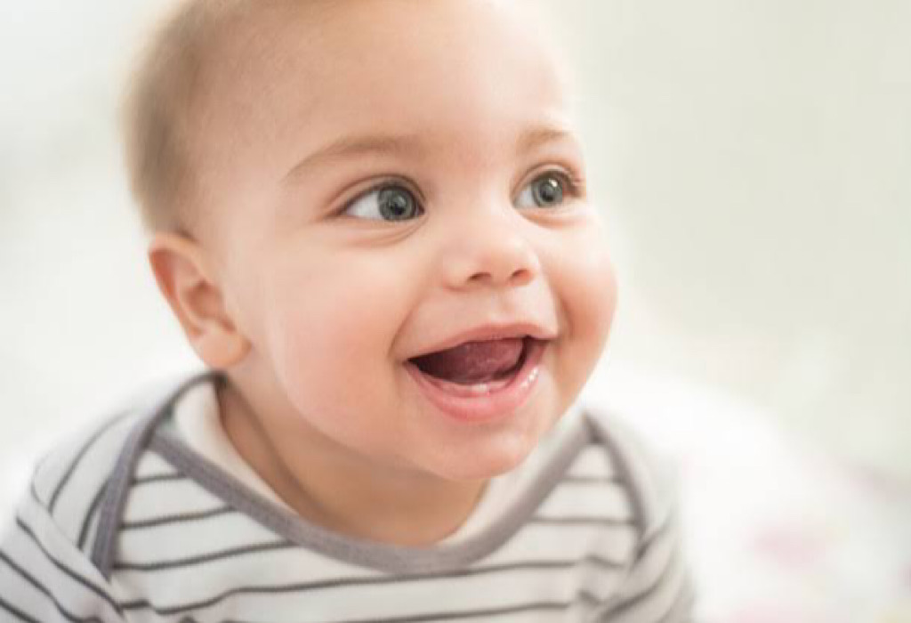 8 Cara Melatih dan Merangsang Bayi Bicara, Moms Wajib Tahu!