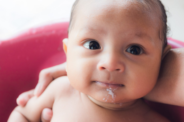 Perbedaan Muntah dan Gumoh Pada Bayi yang Perlu Moms Ketahui