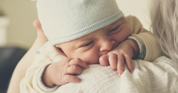 Moms Wajib Tahu! Penyebab Dan Cara Mengatasi Kepala Bayi Panas Dan Berkeringat